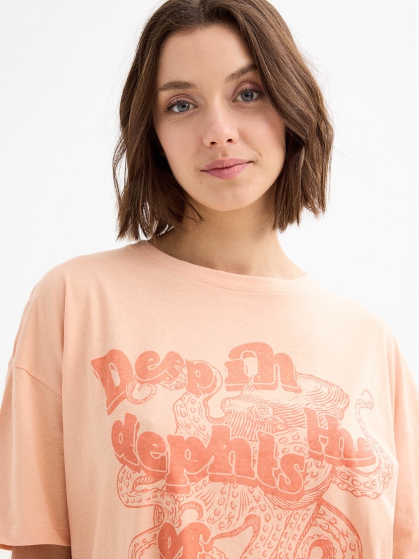 Camiseta oversized estampada melocotón vista detalle
