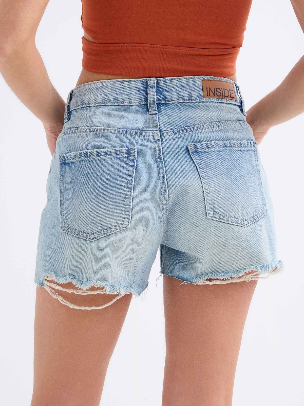 Shorts denim tiro bajo azul claro vista detalle trasero