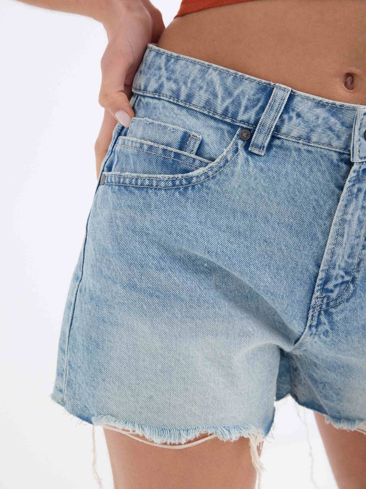 Shorts denim tiro bajo azul claro vista detalle