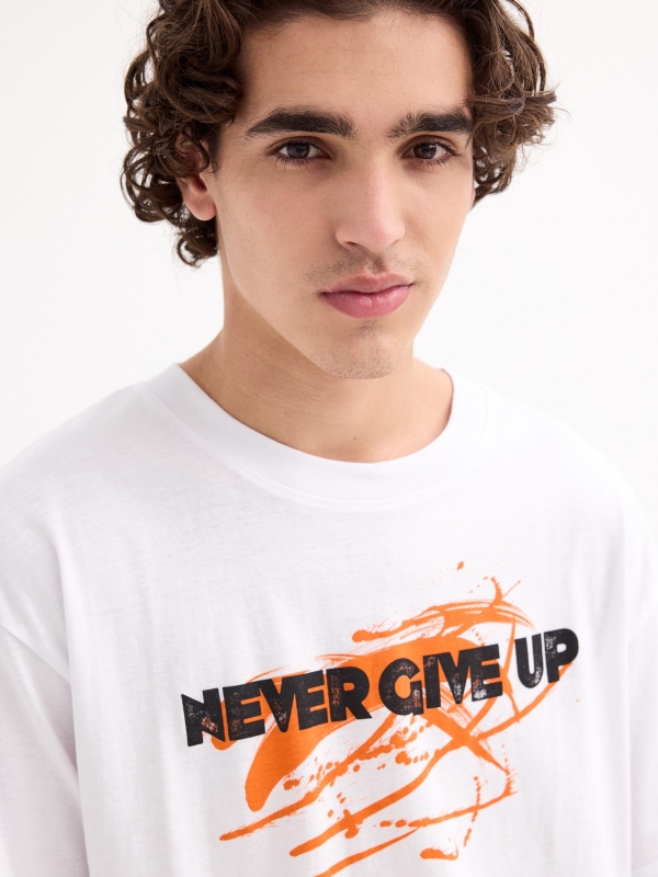Camiseta Never GiveUP blanco vista detalle