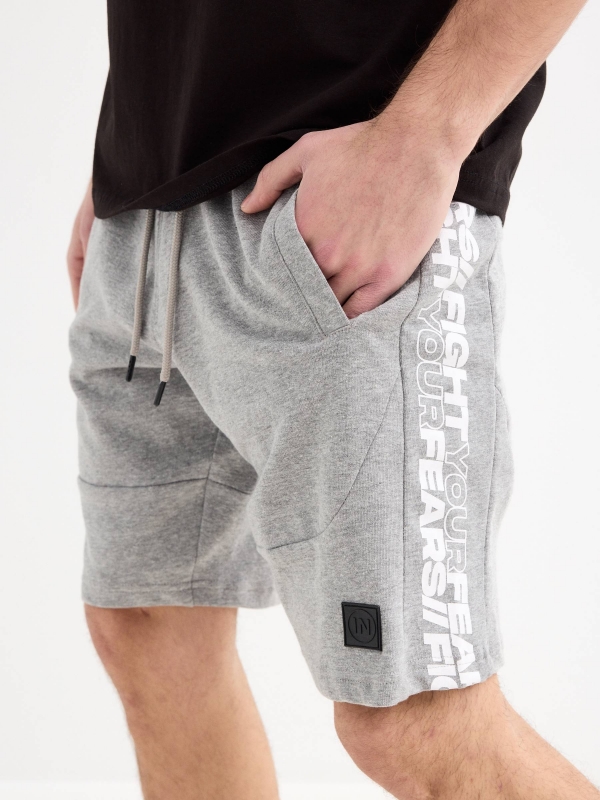 Calções de jogger das Bermudas com texto cinza vista detalhe frontal