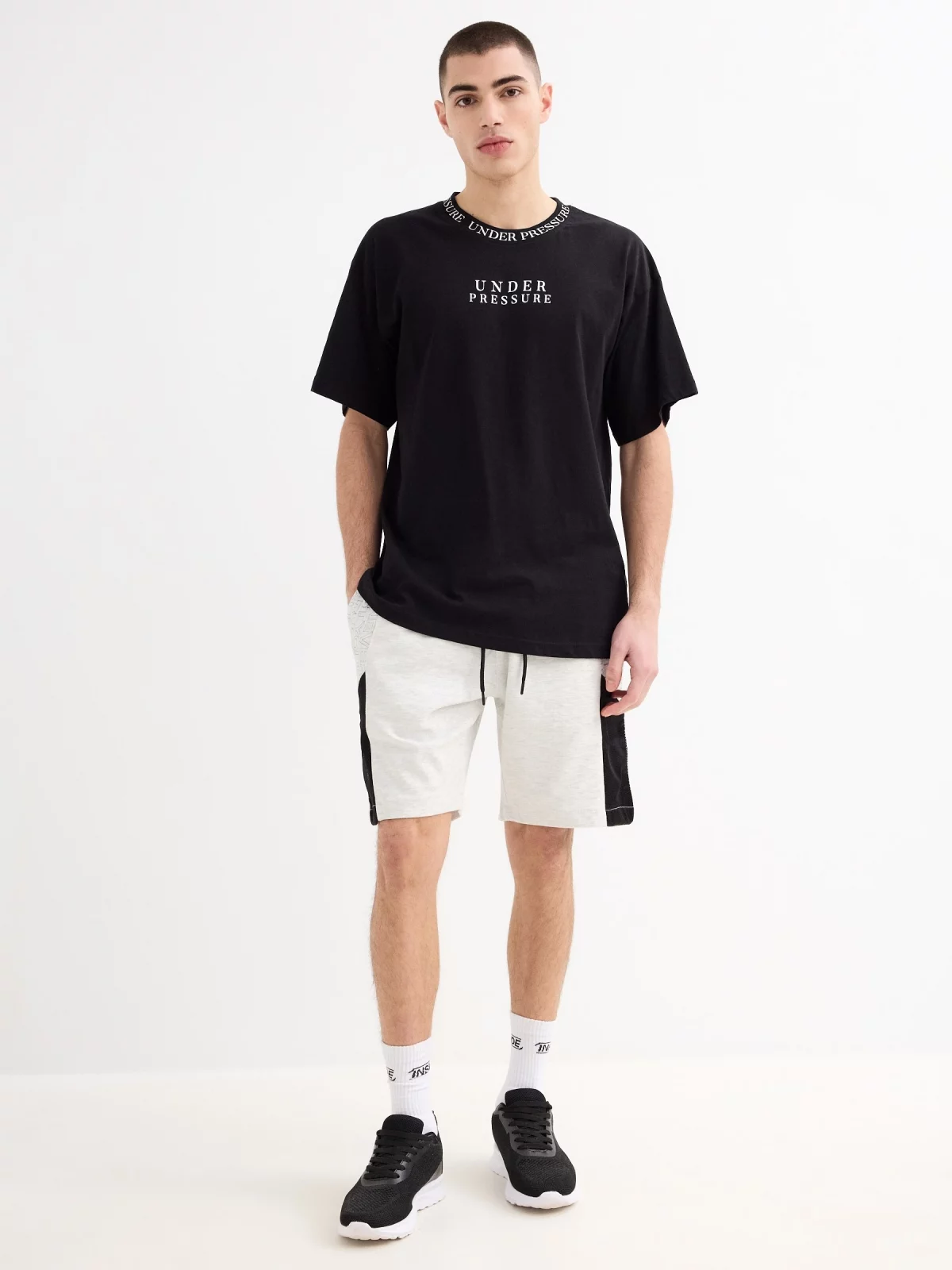 Bermuda jogger con banda lateral gris vigoré claro vista general frontal