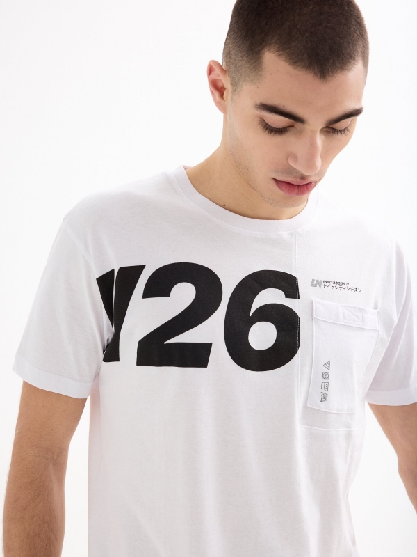 T-shirt gráfica com bolso branco vista detalhe