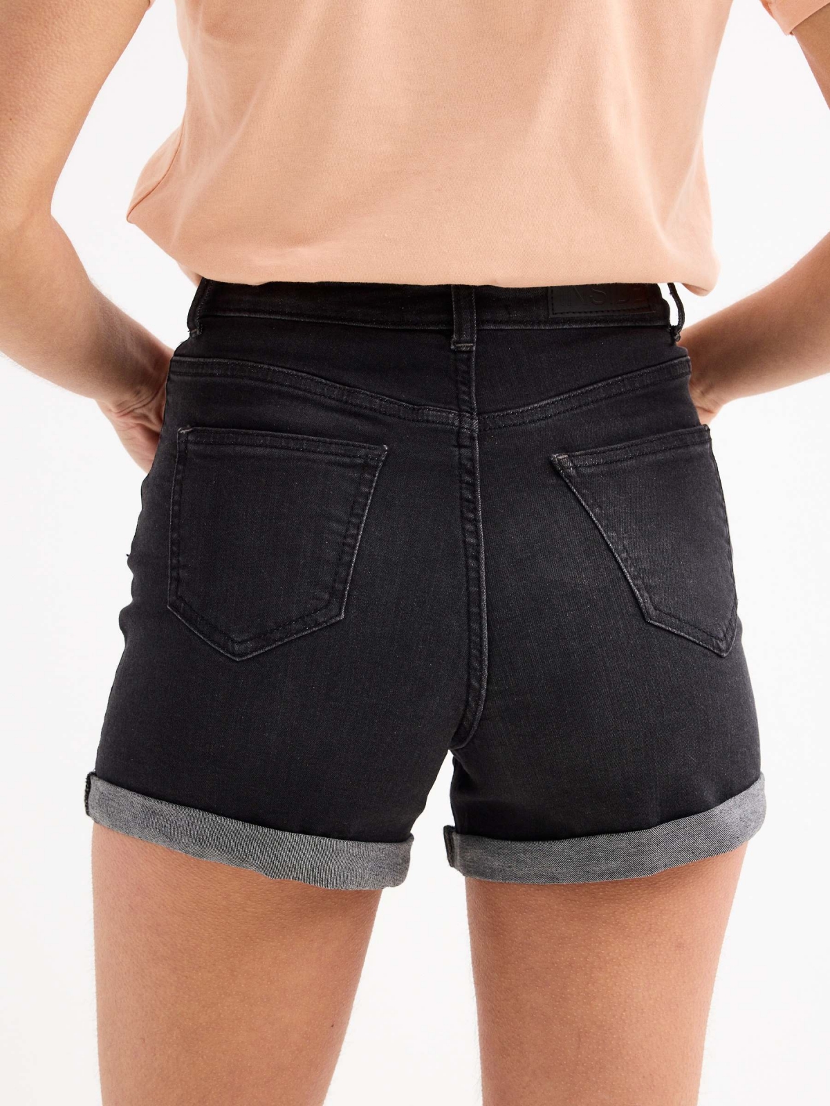 Short denim high rise slim negro vista detalle trasero