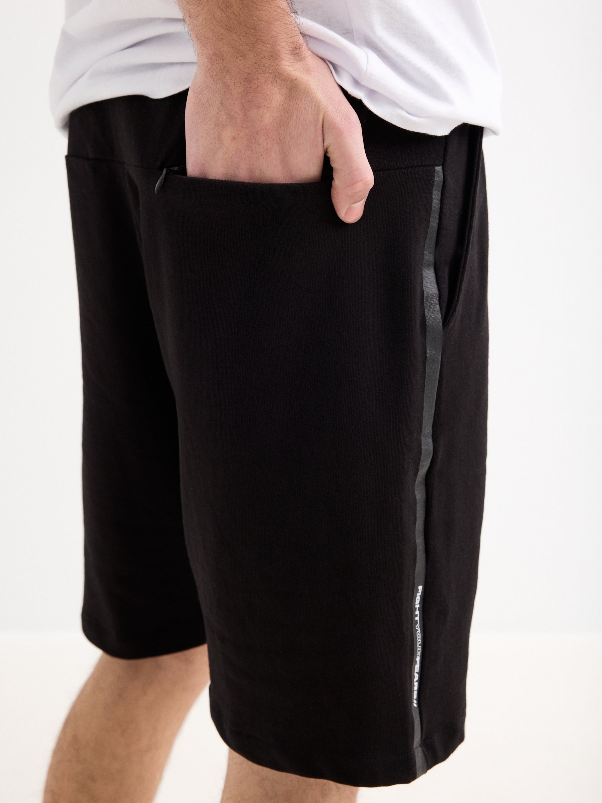 Bermudas Jogger Shorts preto preto vista detalhe traseira