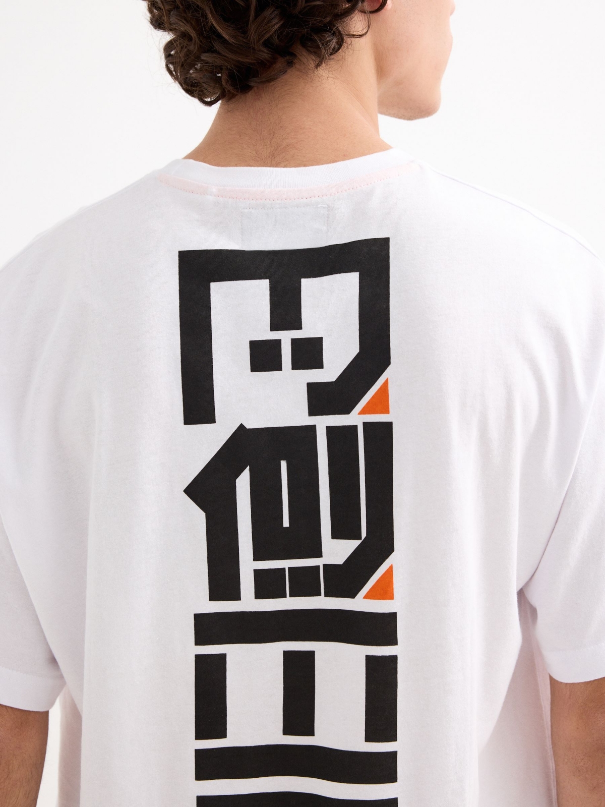 T-shirt de impressão japonesa sobredimensionada branco vista detalhe