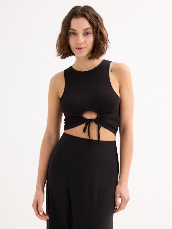Crop top cut out preto vista meia frontal