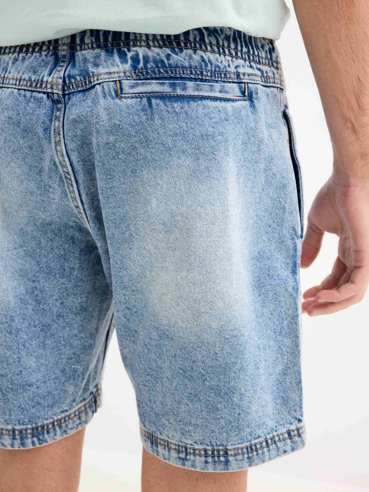 Bermuda jogger denim con goma azul vista detalle trasero