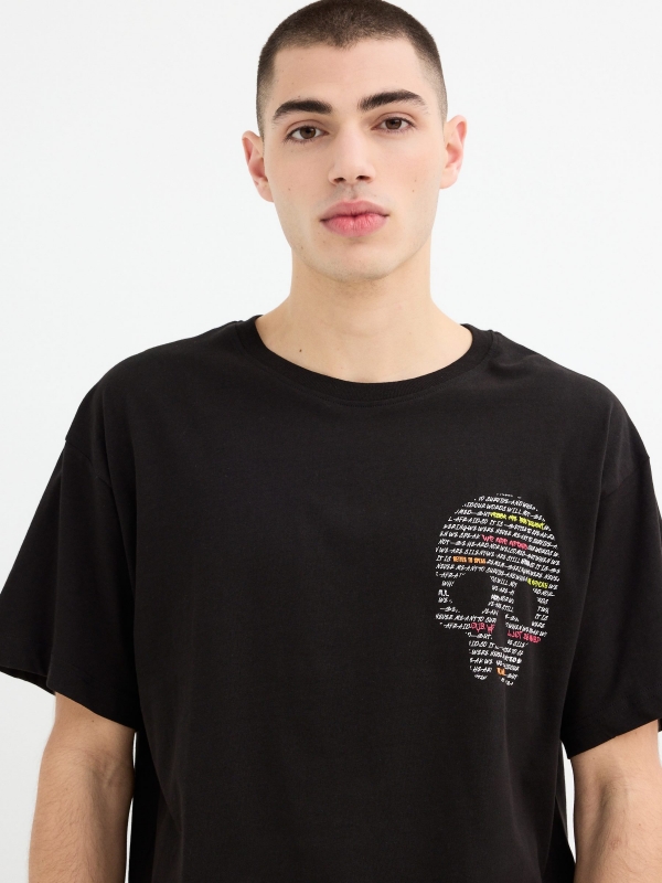 Camiseta calavera texto oversize negro vista detalle