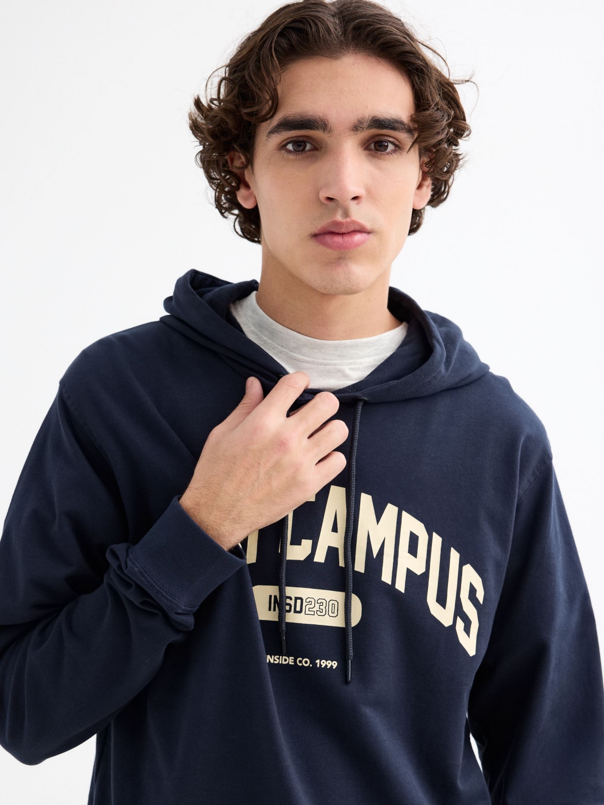 Sweatshirt universitária azul marinho vista detalhe