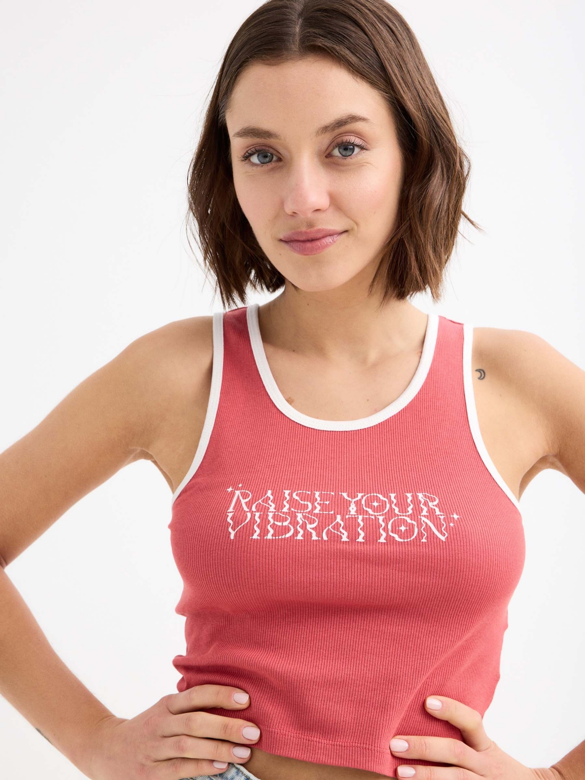 Camiseta Raise Your Vibration rojo vista detalle