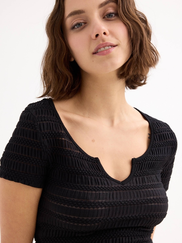 Camiseta crop textura negro vista detalle