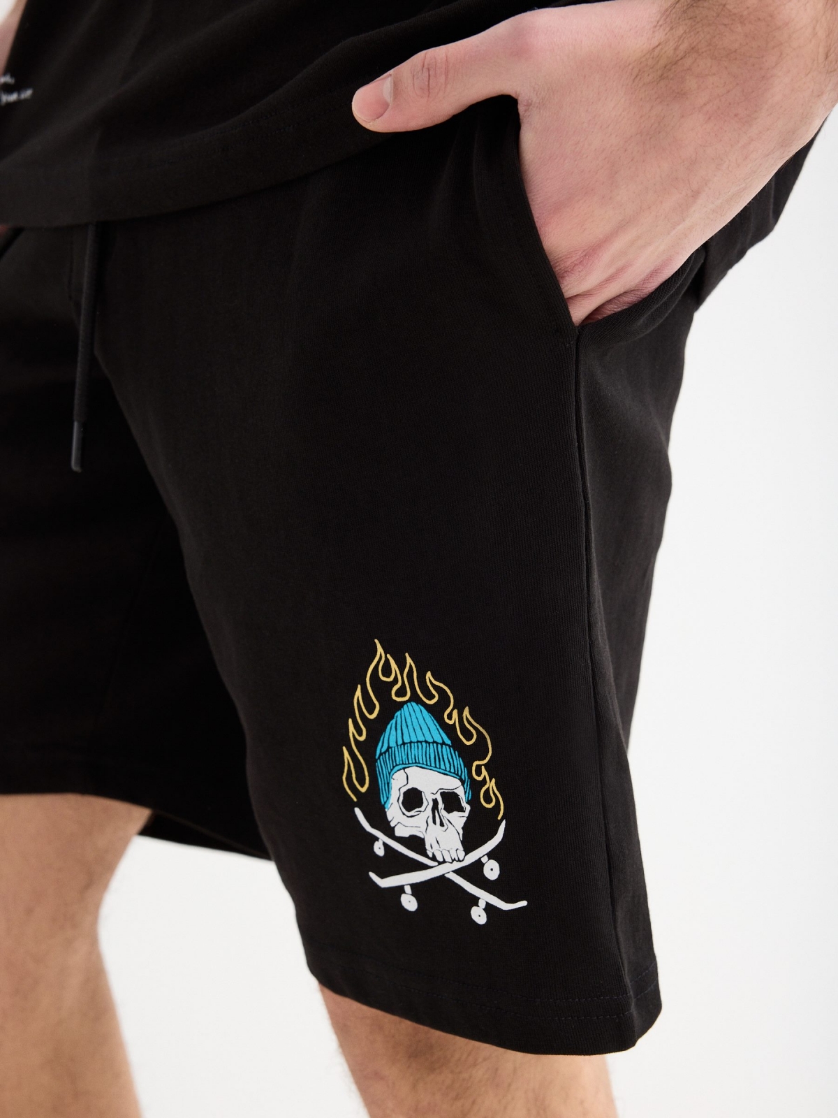 Bermuda jogger calavera negro vista detalle