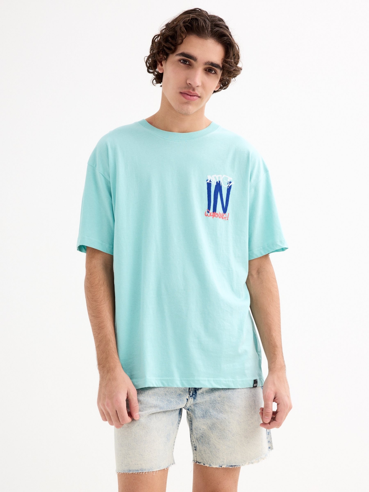 T-shirt com logótipo de graffiti azul claro vista meia frontal