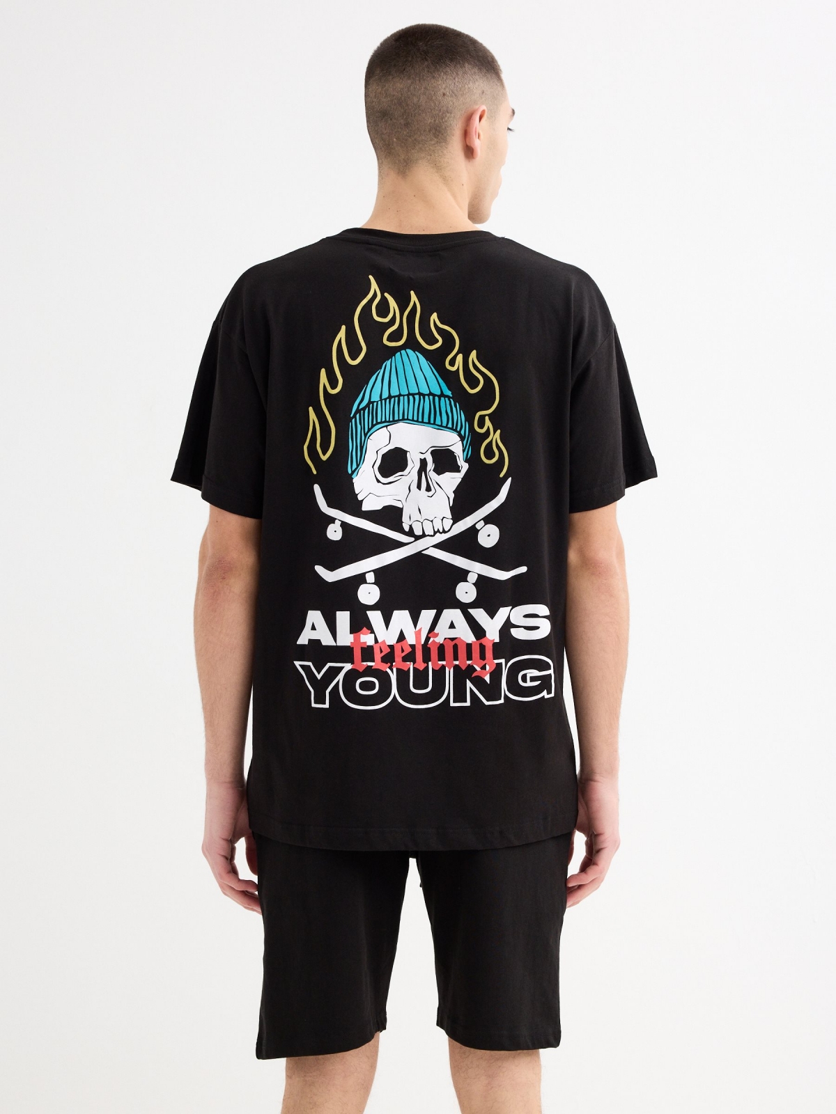 Camiseta calavera skater negro vista media trasera