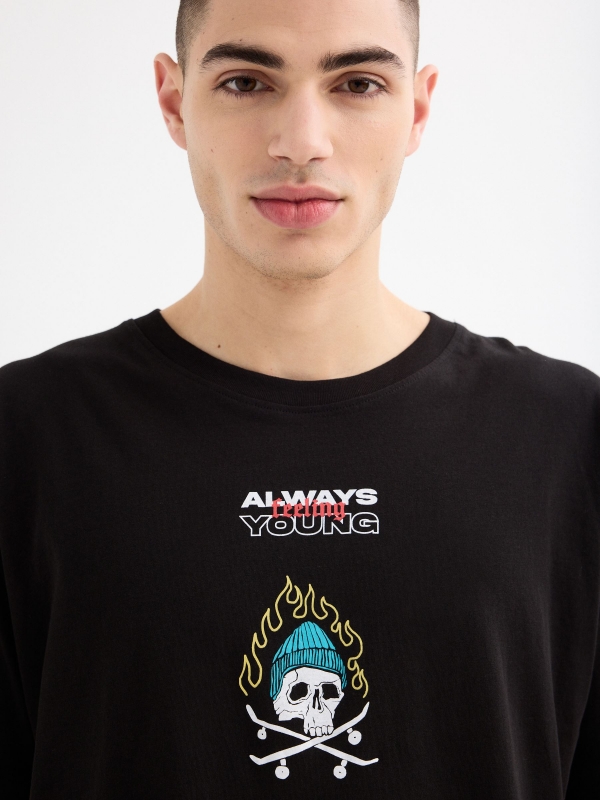 T-shirt caveira skater preto vista detalhe