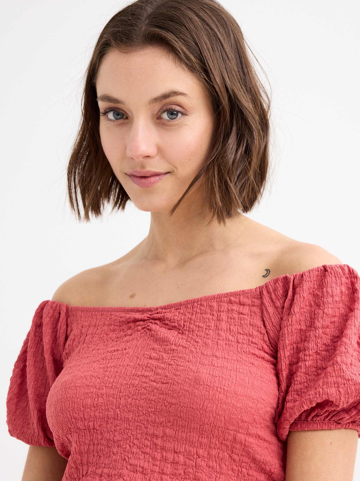 Puffed t-shirt with sweetheart neckline red detail view