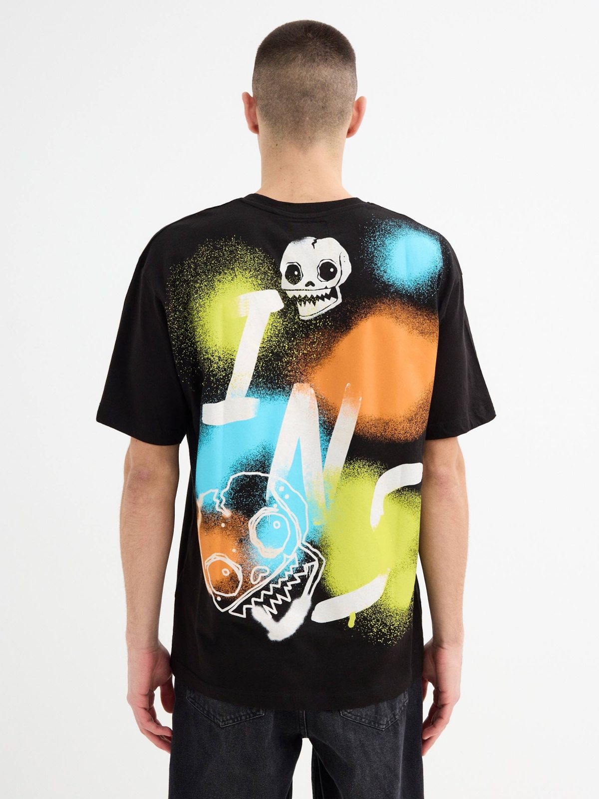 Camiseta oversize calavera graffiti negro vista media trasera