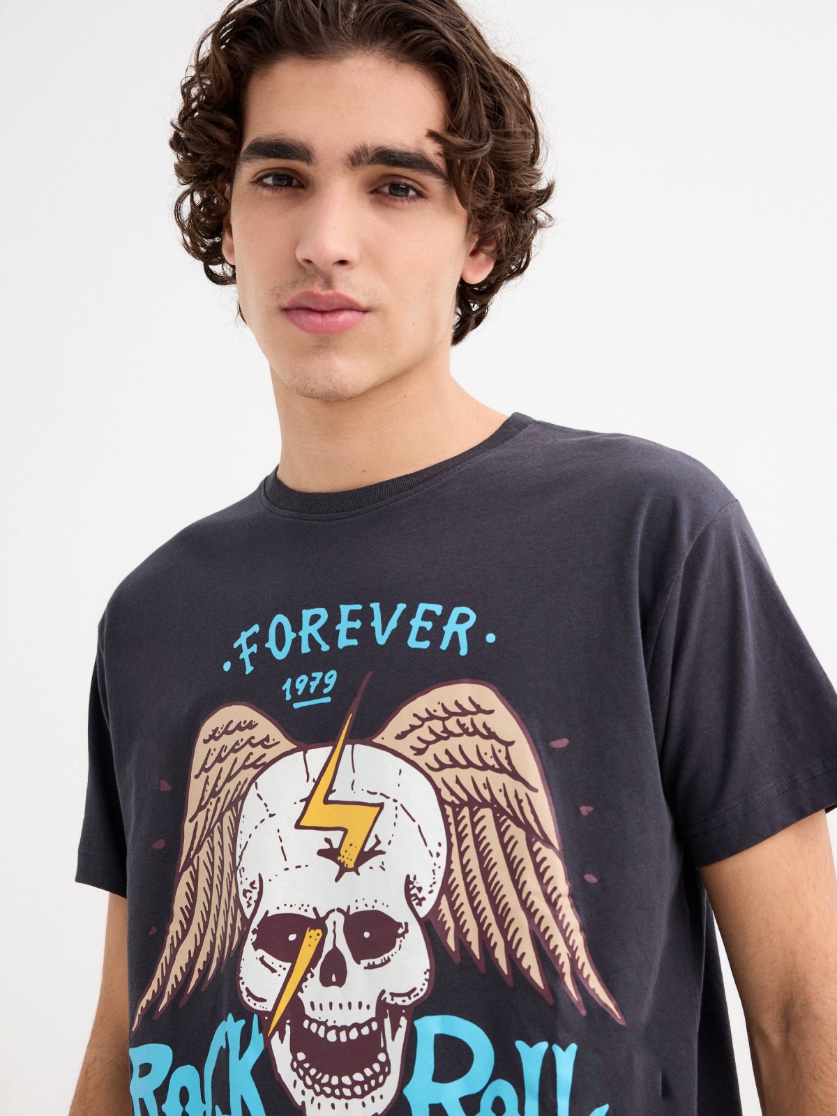 Camiseta Forever Rock gris oscuro vista detalle