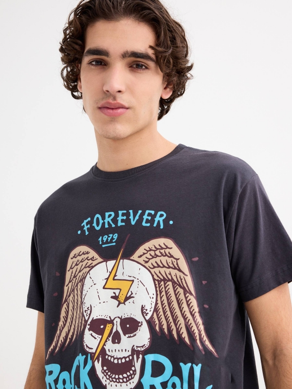 Camiseta Forever Rock gris oscuro vista detalle