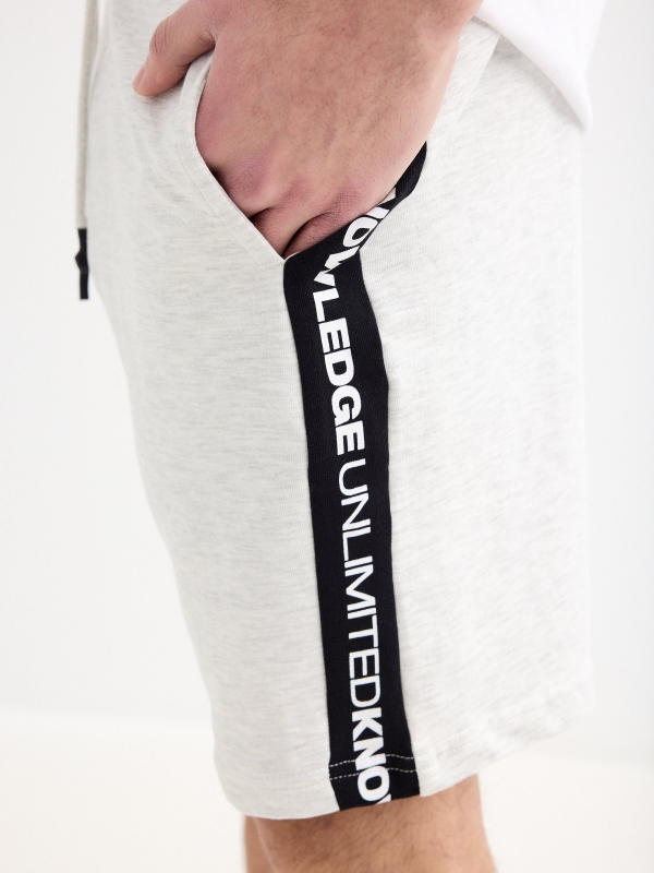 Bermuda jogger bolsillo melange claro vista detalle frontal