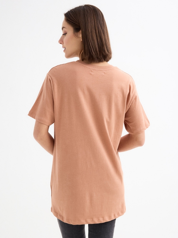 Travel oversize T-shirt light brown middle back view