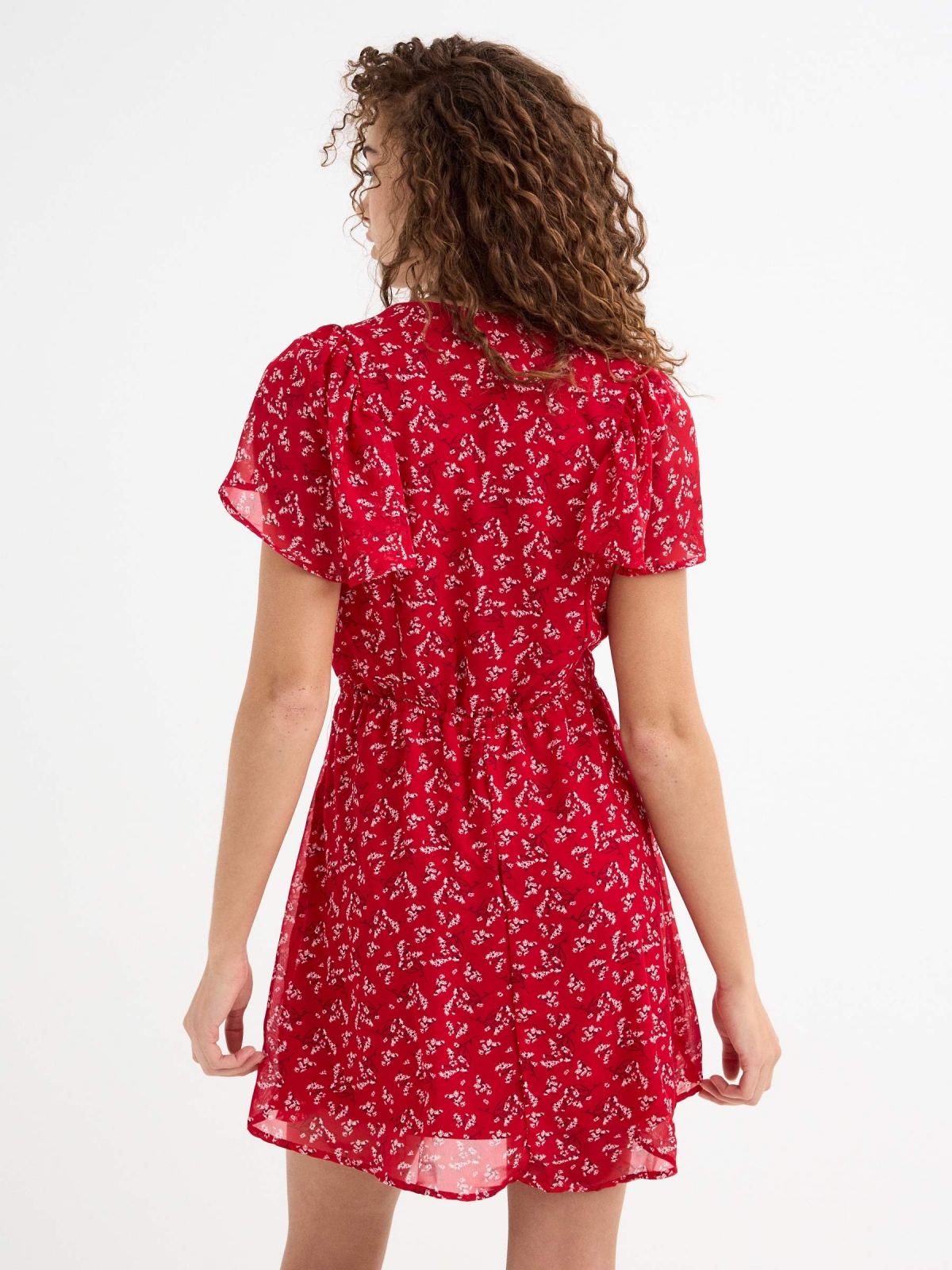 Vestido mini flores decote cruzado vermelho vista traseira três quartos