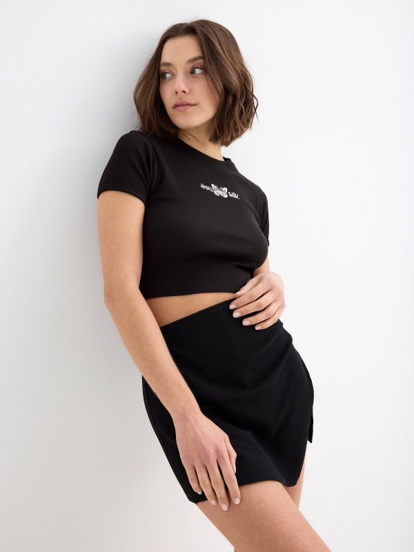 T-shirt rib bordada com borboleta preto vista detalhe