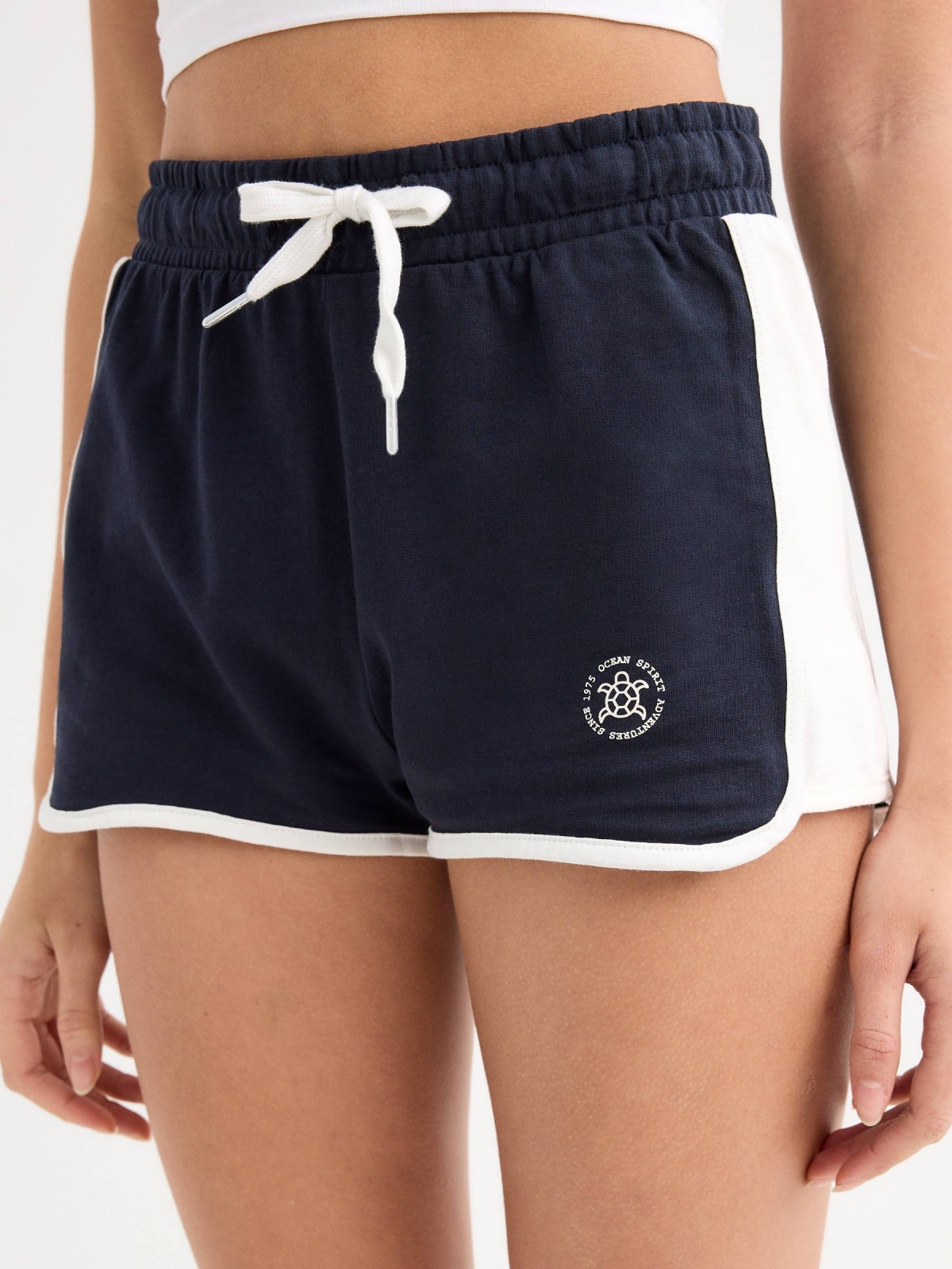 Shorts deportivos bicolor azul marino vista detalle frontal