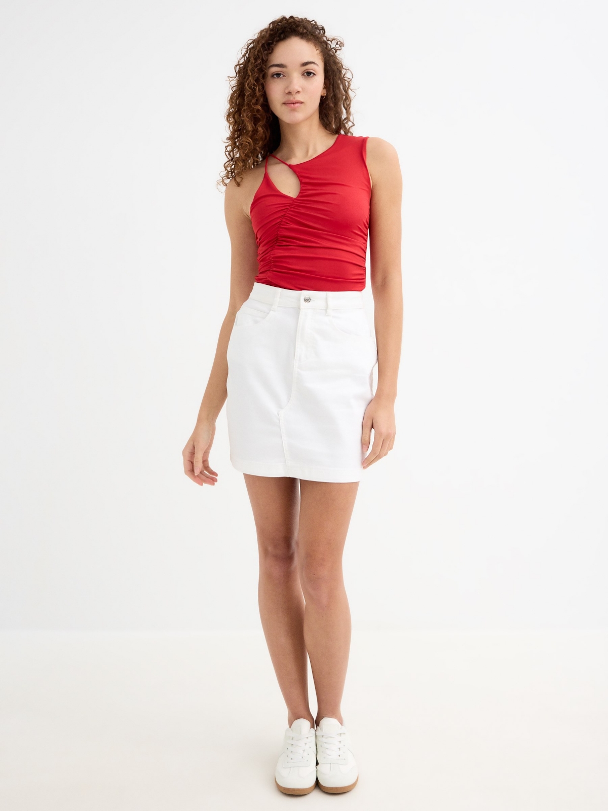 Top com gola cut out vermelho vista geral frontal