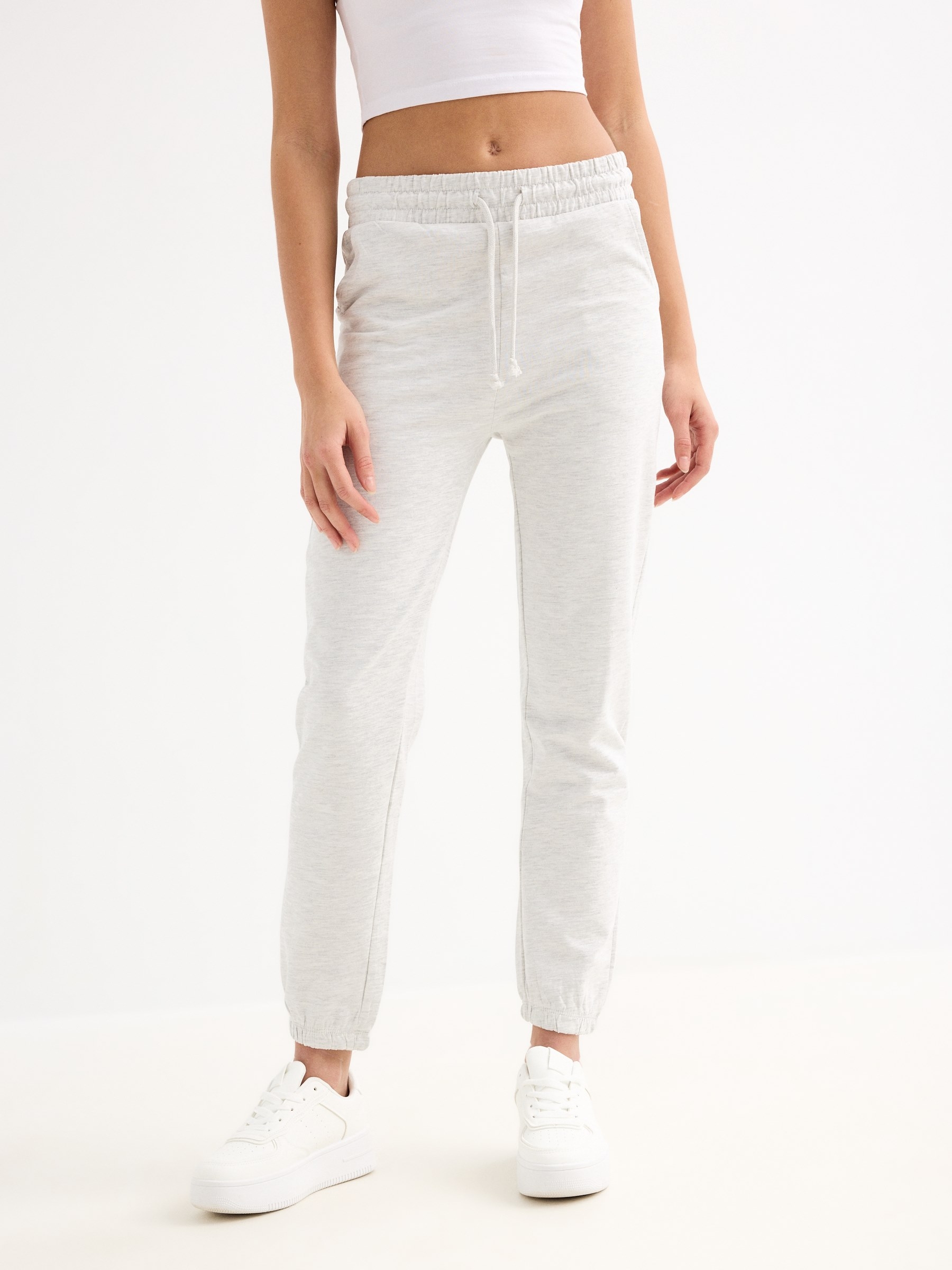 Calça jogger básico cinza melange vista geral frontal