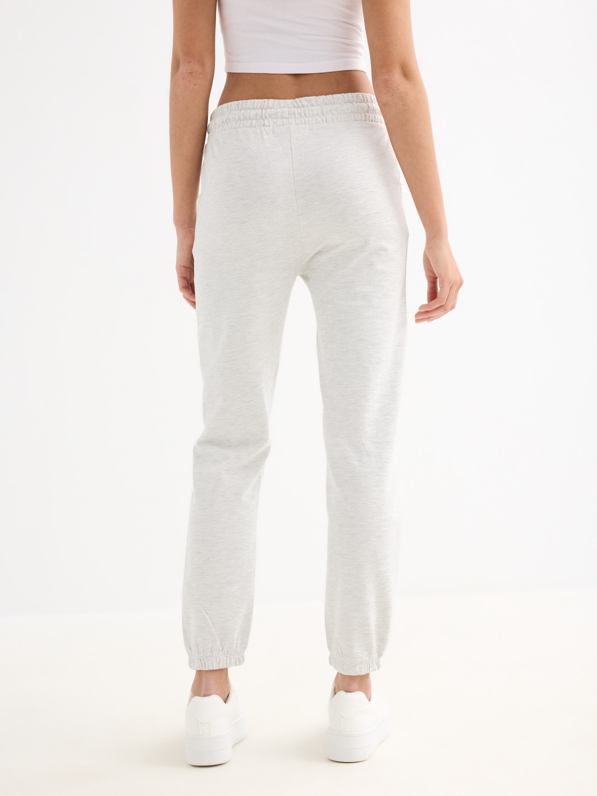 Calça jogger básico cinza melange vista meia traseira