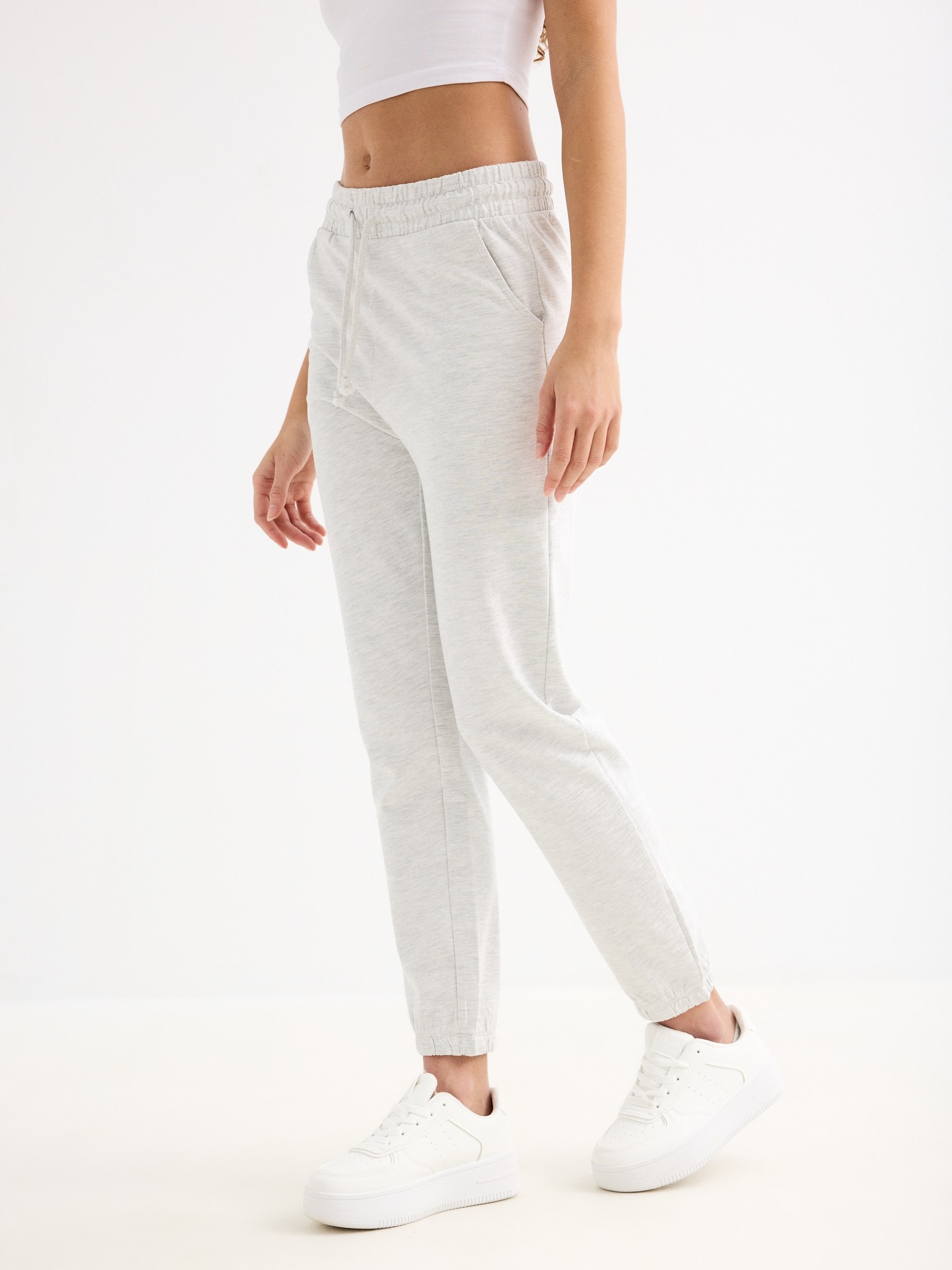 Calça jogger básico cinza melange vista geral frontal