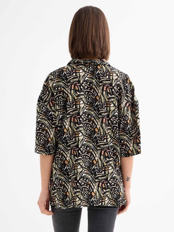 Camisa oversize estampada multicolor vista media trasera