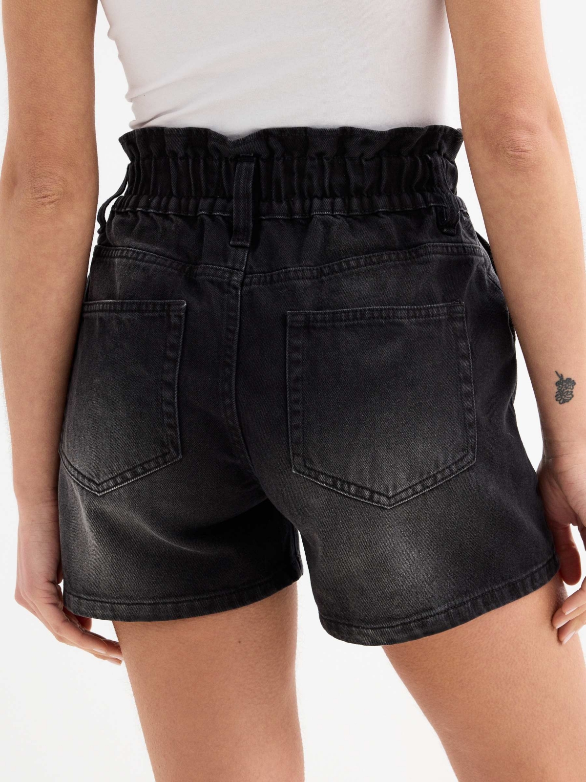 Short denim baggy negro vista detalle trasero