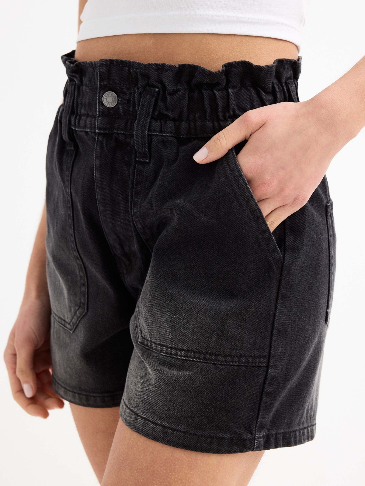 Baggy denim short black detail view