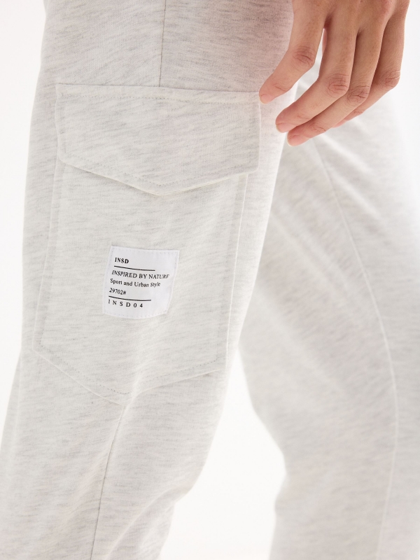 Calça jogger cargo branco vista detalhe