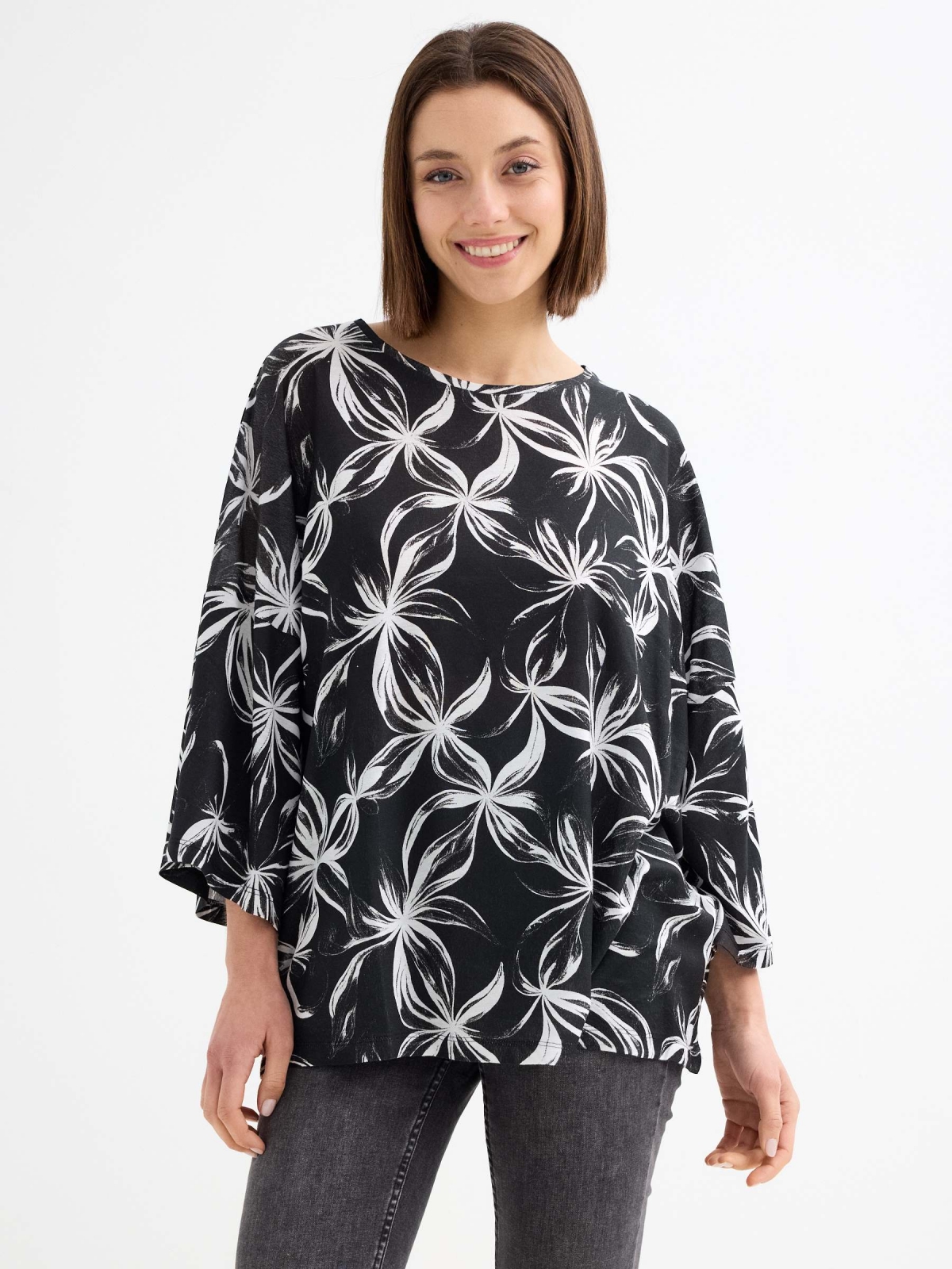 Short-sleeve floral print t-shirt black middle front view