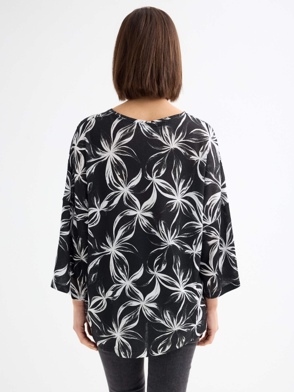 Short-sleeve floral print t-shirt black middle back view