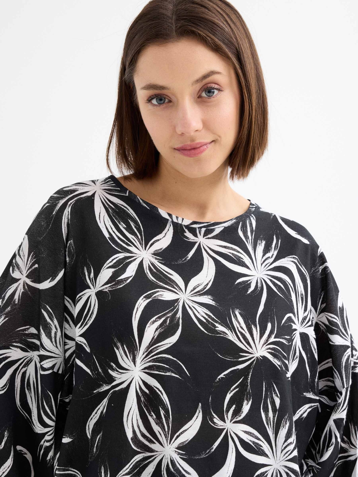 Short-sleeve floral print t-shirt black detail view