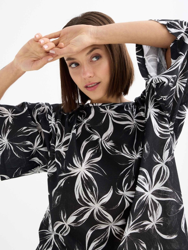 Camiseta de manga curta estampado floral preto vista detalhe