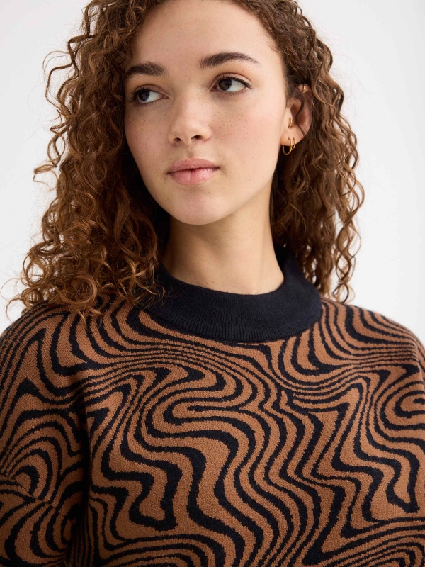 Psychedelic perkin neck jersey brown detail view