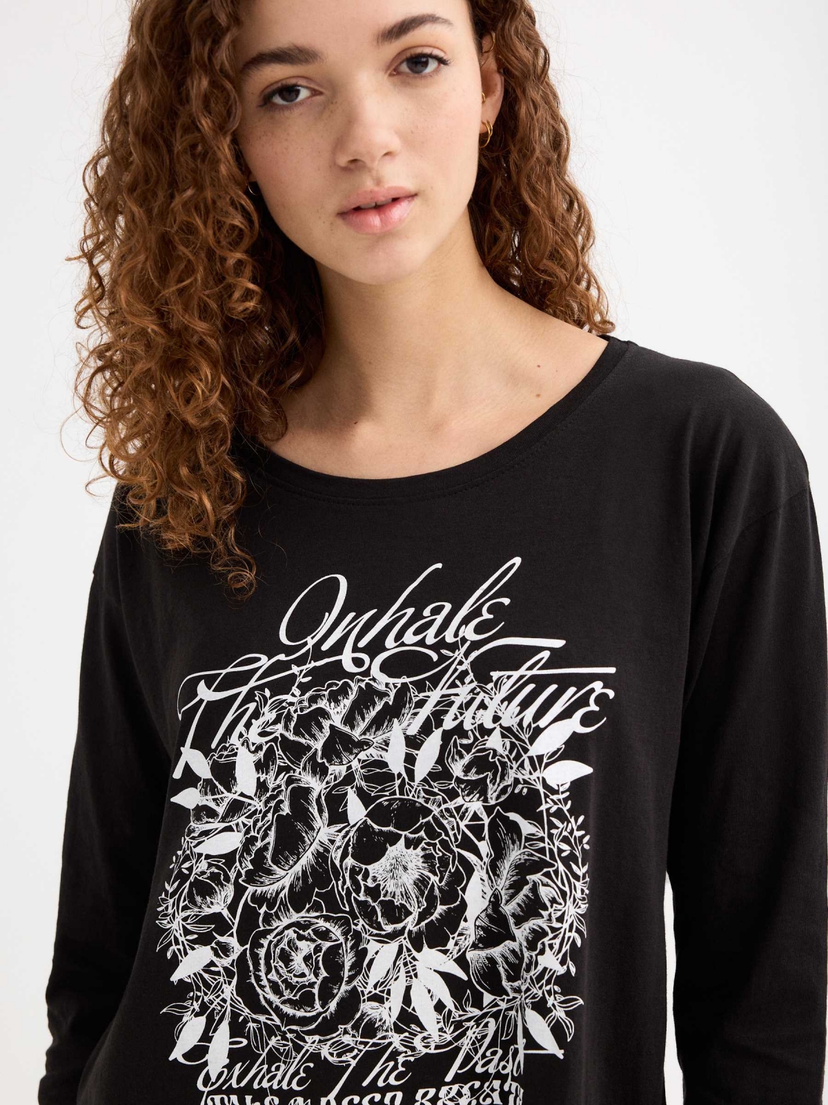 Long sleeve black graphic t-shirt black detail view