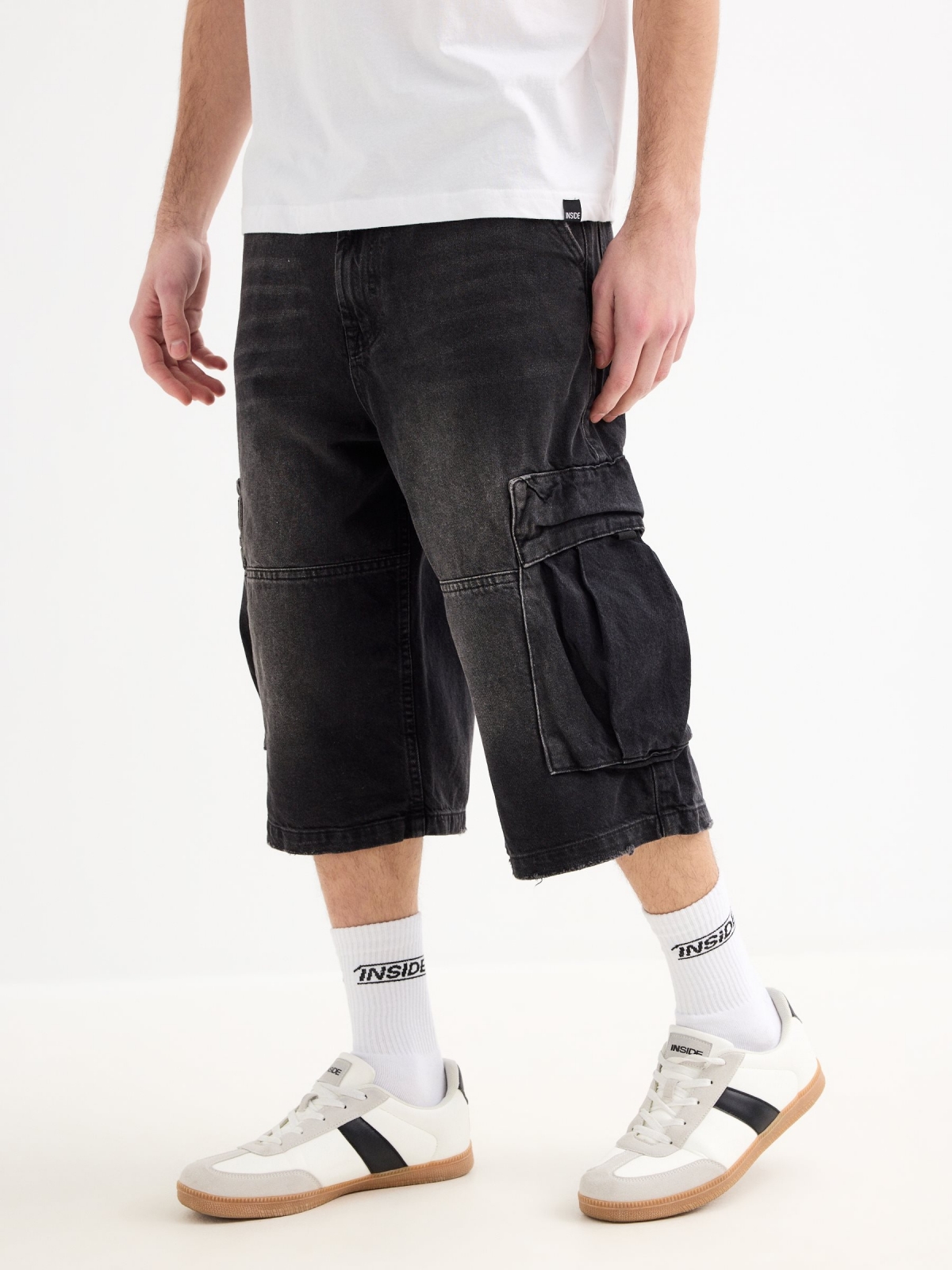 Bermudas Skater Cargo preto vista detalhe frontal