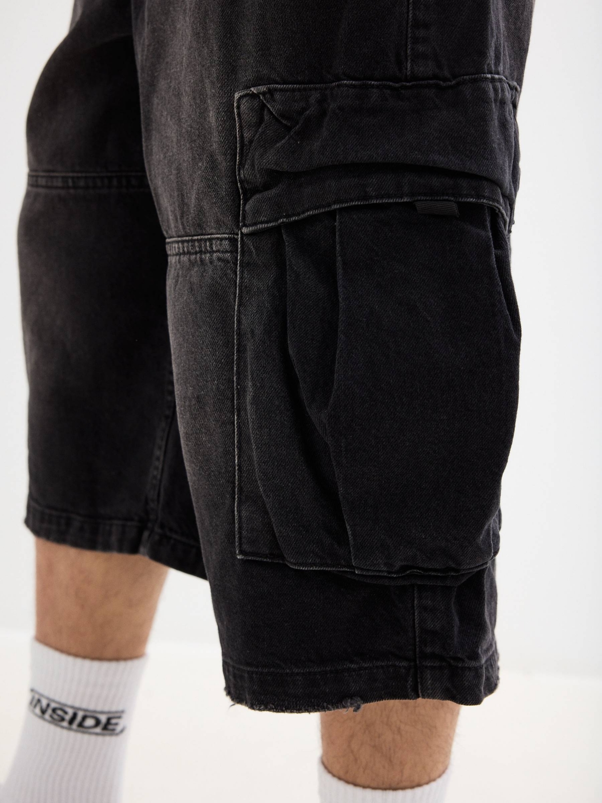 Bermudas Skater Cargo preto vista detalhe