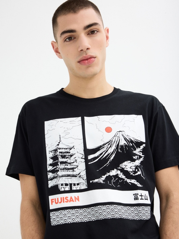 Camiseta manga corta estampado oriental negro vista detalle