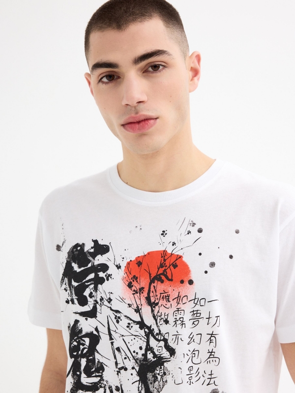 Camiseta de manga curta com estampa oriental branco vista detalhe