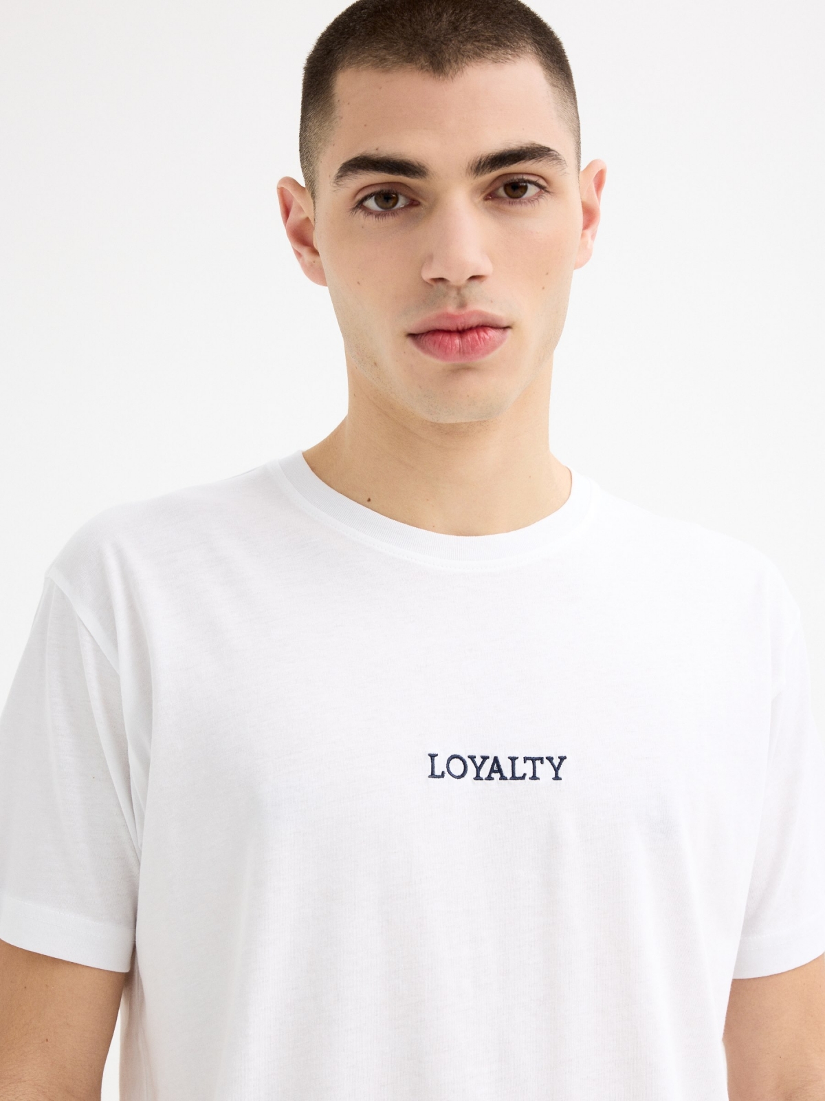 Camiseta manga corta Loyalty blanco vista detalle