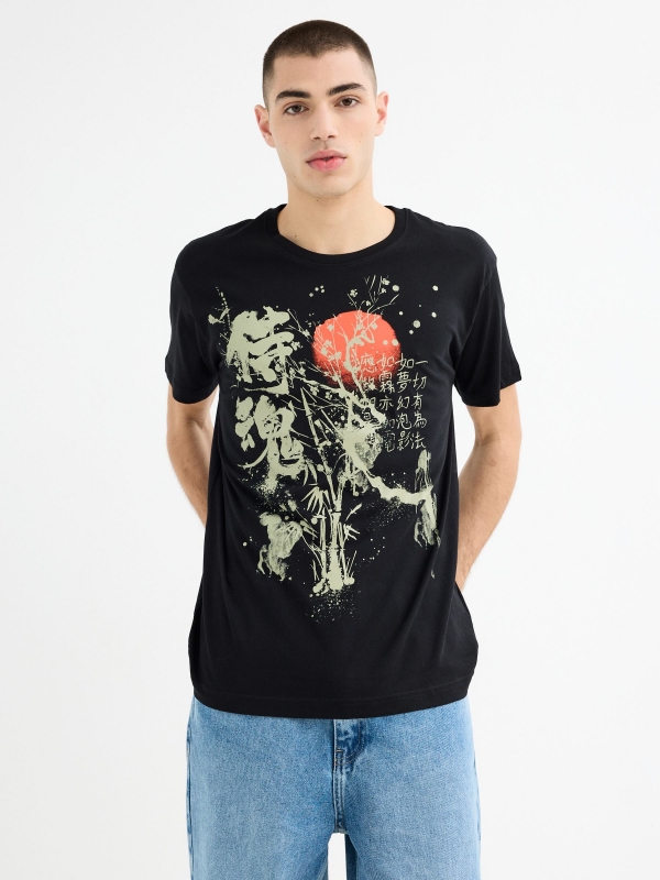 Camiseta de manga curta com estampa oriental preto vista meia frontal