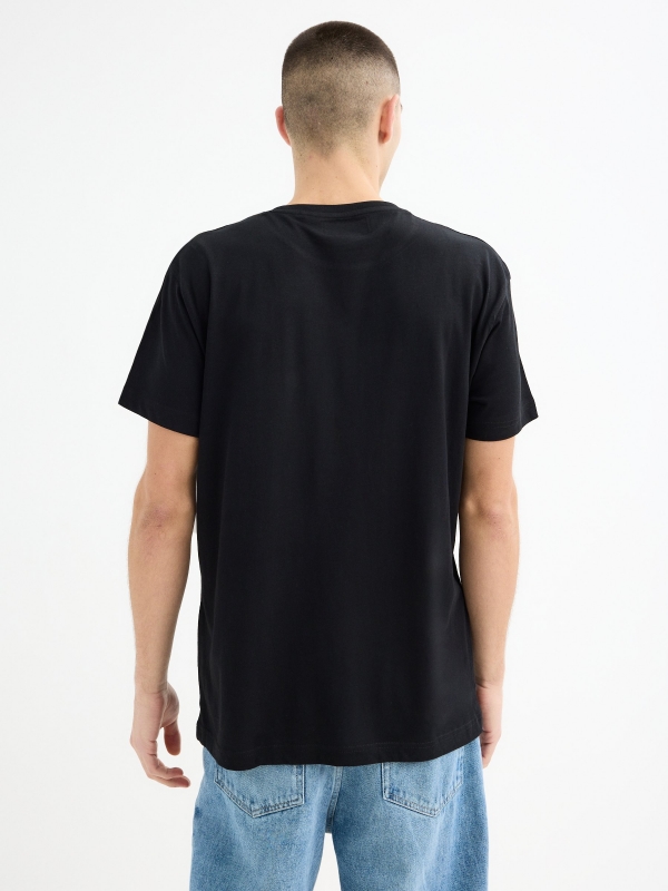 Camiseta de manga curta com estampa oriental preto vista meia traseira